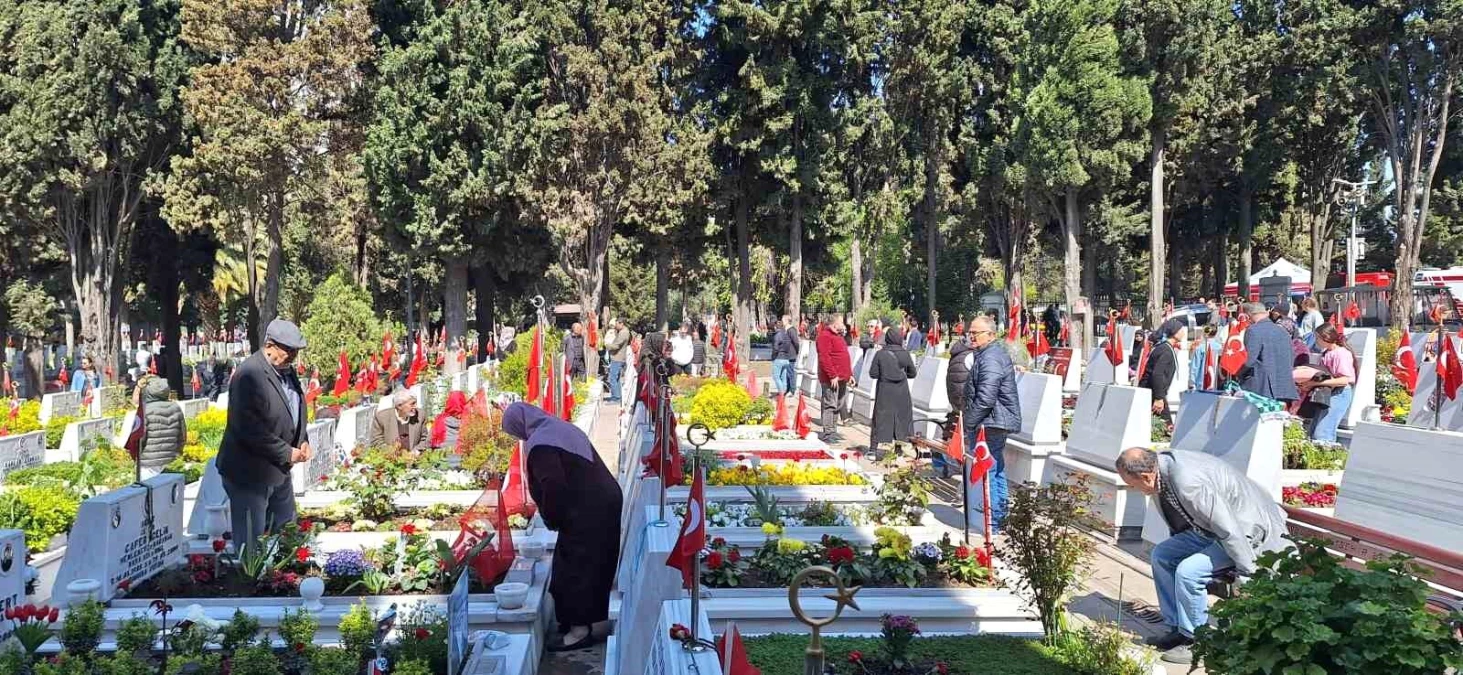 Şehit yakınları Edirnekapı Şehitliği\'nde bayram sabahı yoğunluk oluşturdu