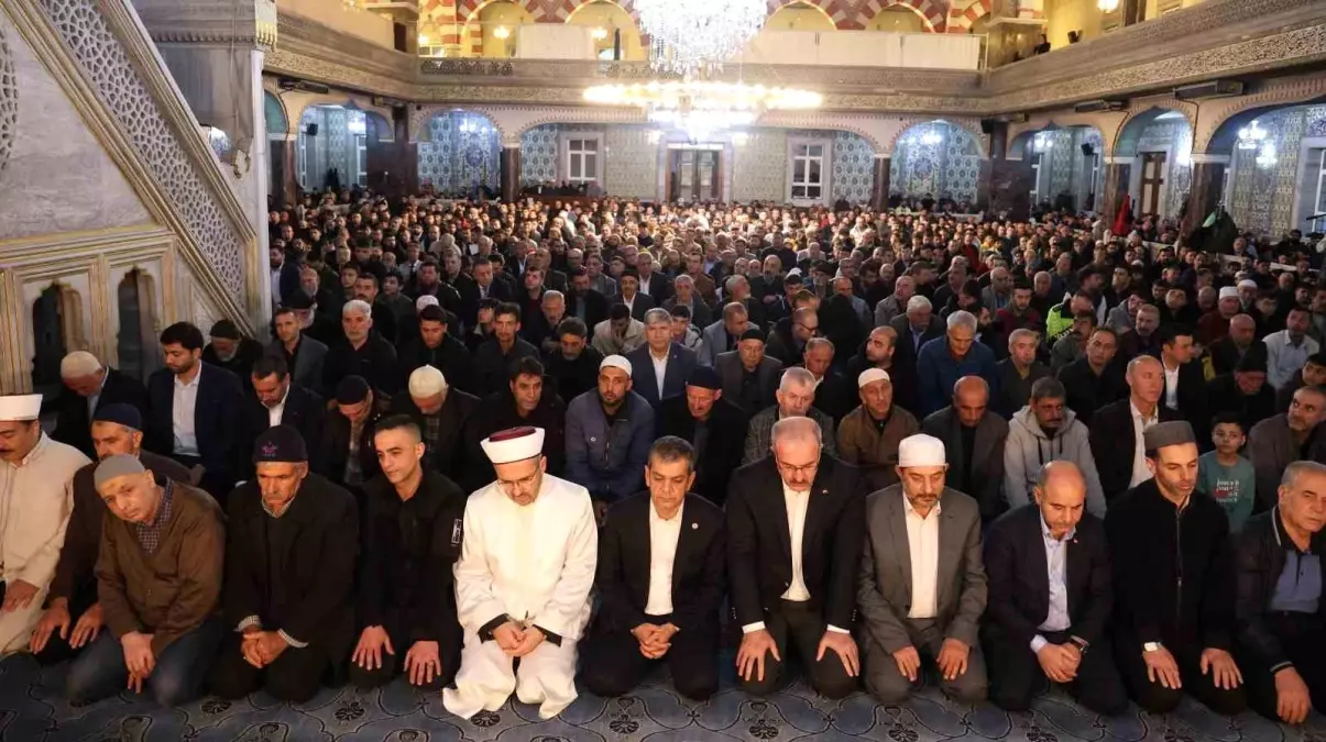 Elazığ\'da Vatandaşlar Bayram Namazı İçin Camilere Akın Etti