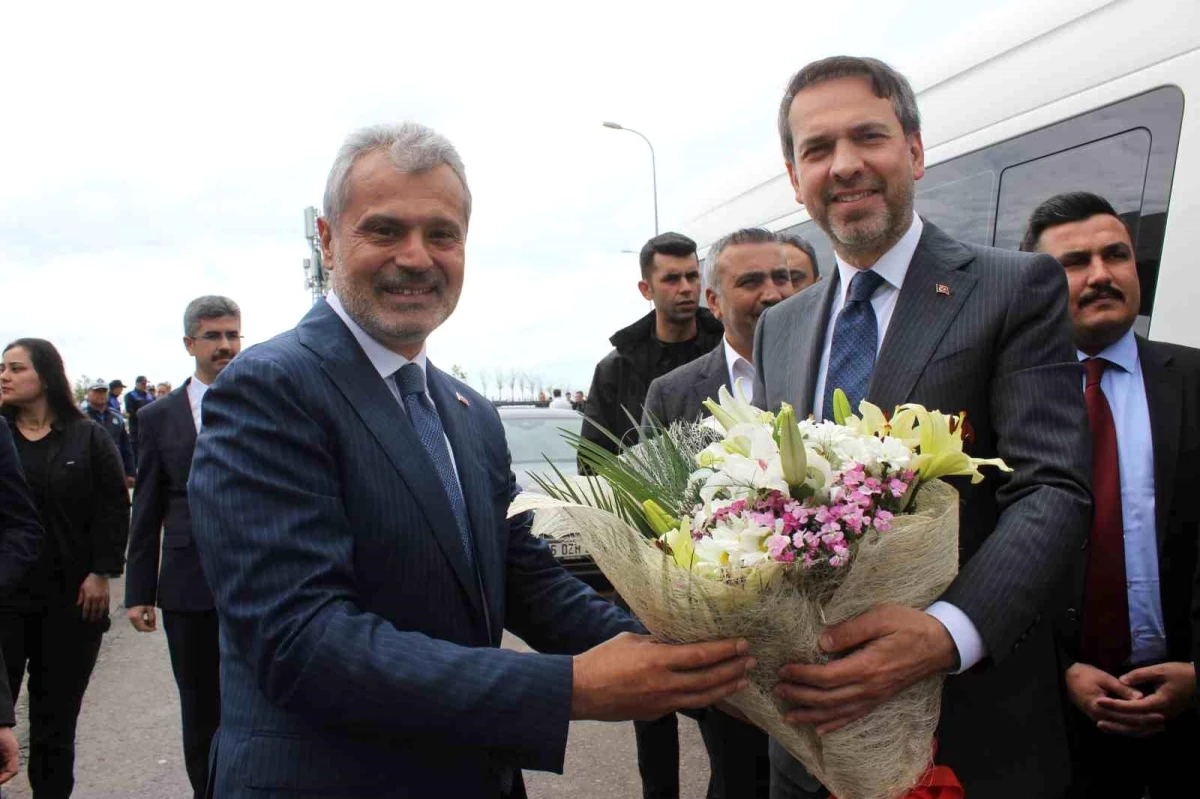 Bakan Bayraktar, Hatay Büyükşehir Belediyesi çalışanlarının bayramını kutladı
