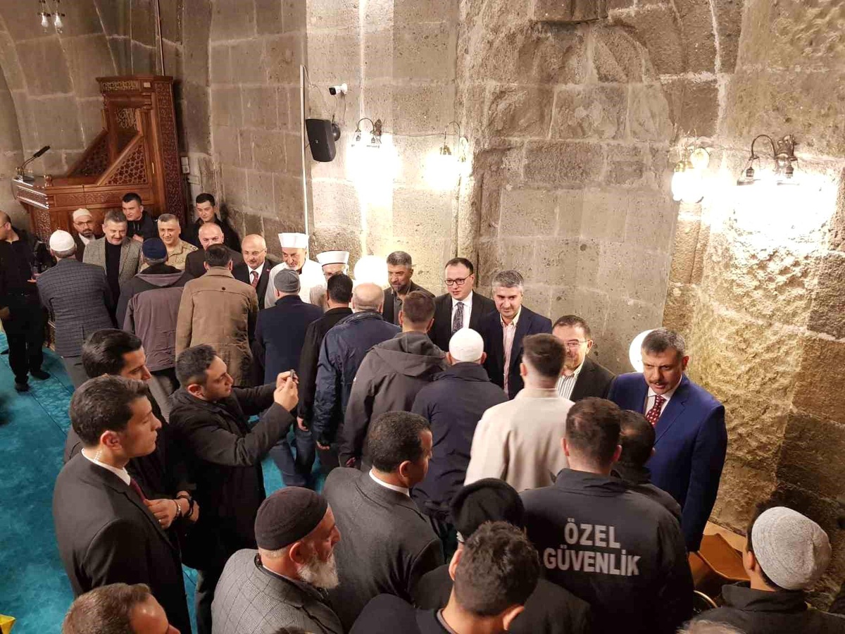 Erzurumlular Ramazan Bayramı namazı için tarihi camilere akın etti