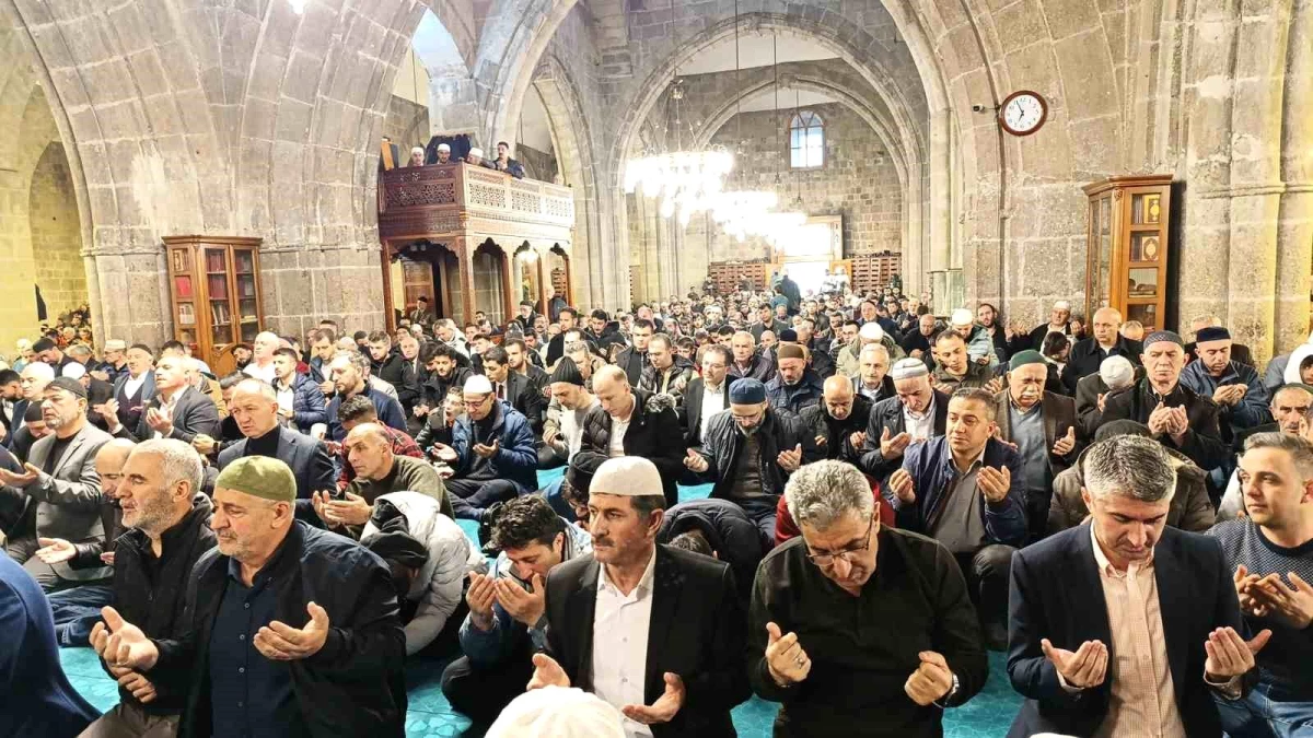 Erzurum\'da protokol, Ulu Camii\'nde vatandaşlarla bayramlaştı