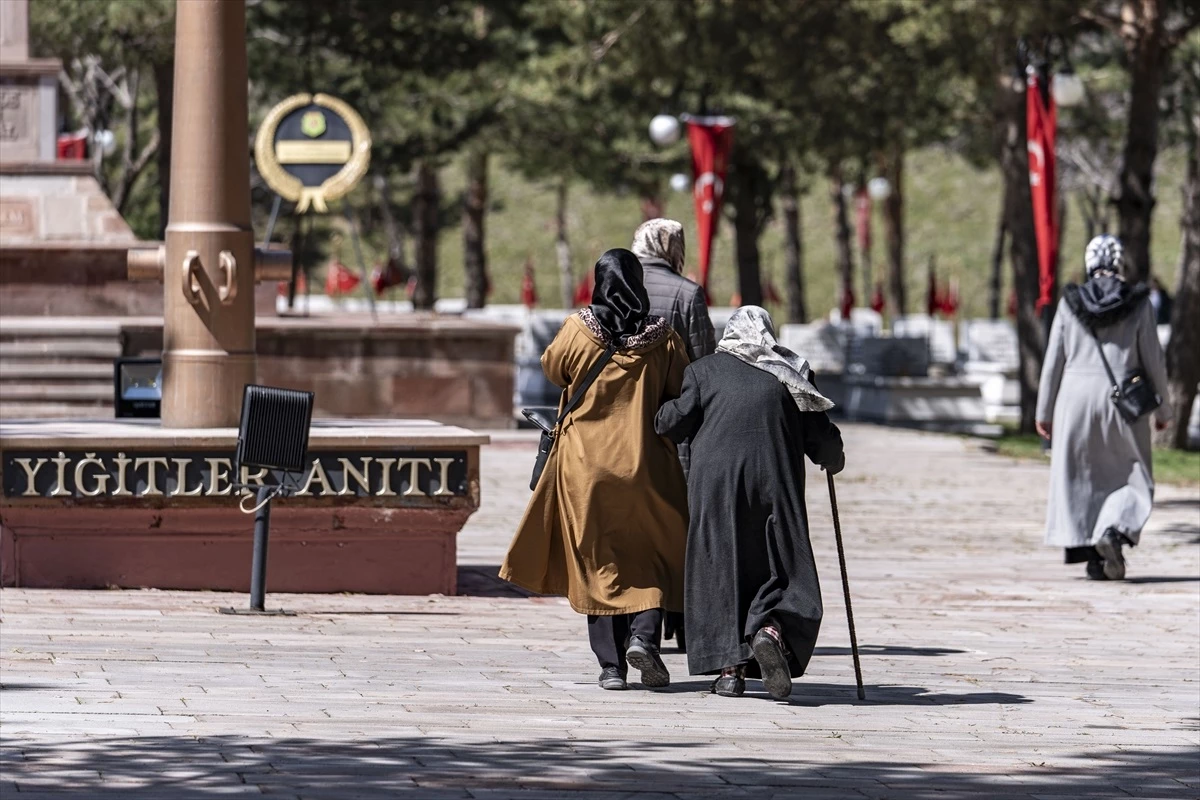 Erzurum ve Ardahan\'da Ramazan Bayramı dolayısıyla mezarlık ve şehitlik ziyaretleri gerçekleştirildi