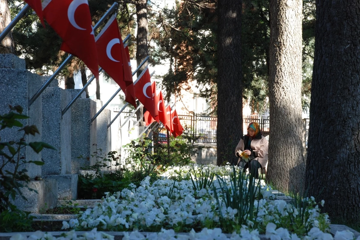 Eskişehir\'de şehit yakınları Ramazan Bayramı\'nda şehitliği ziyaret etti