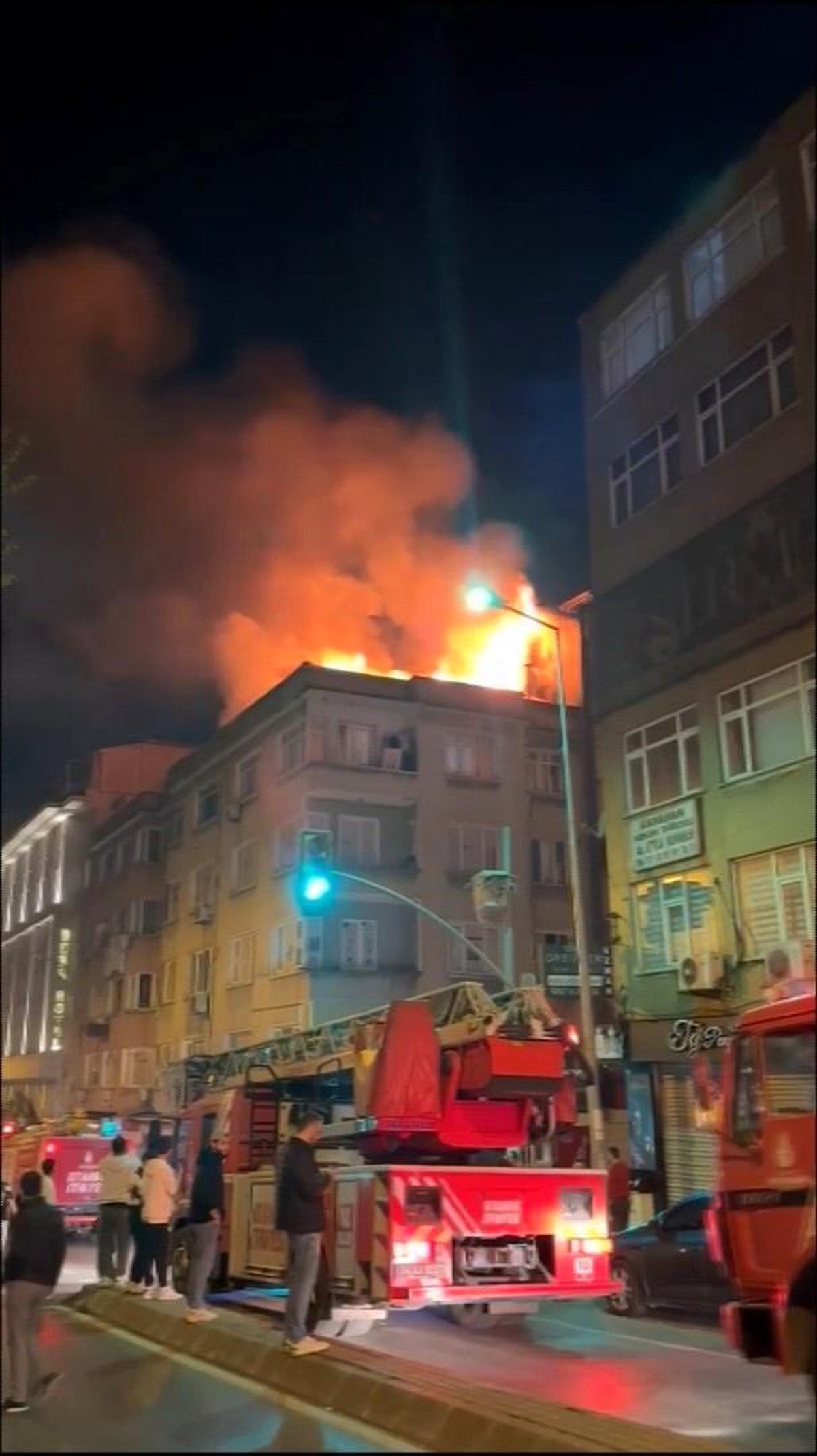 Fatih\'te 5 Katlı Binanın Çatısında Çıkan Yangın Kontrol Altına Alındı