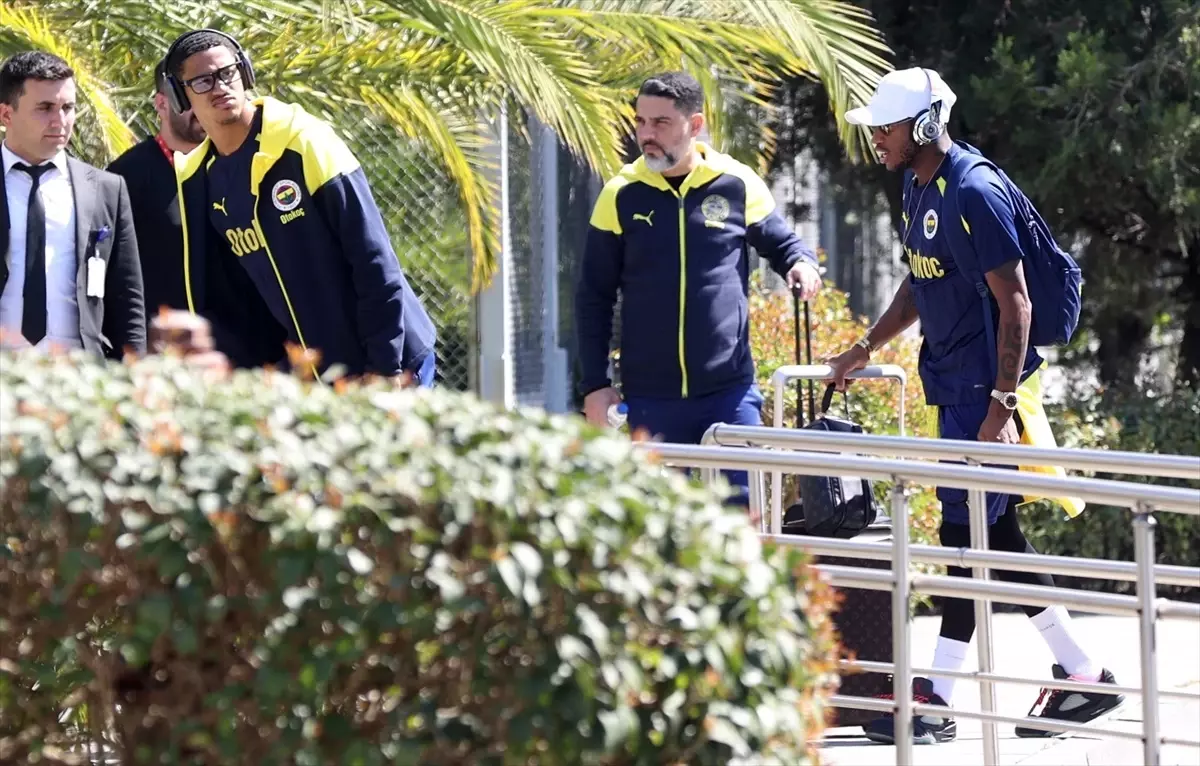 Fenerbahçe, Olympiakos maçı için Yunanistan\'a gitti