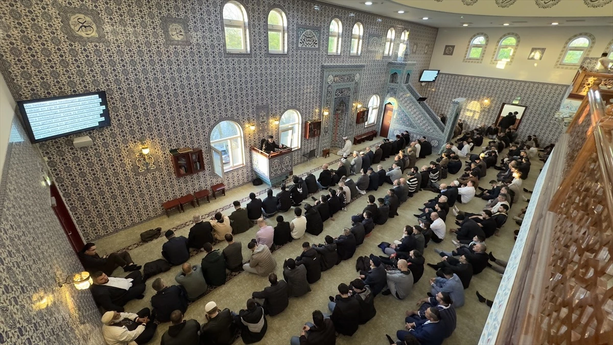 Hollanda\'da binlerce Müslüman bayram namazını camilerde kıldı