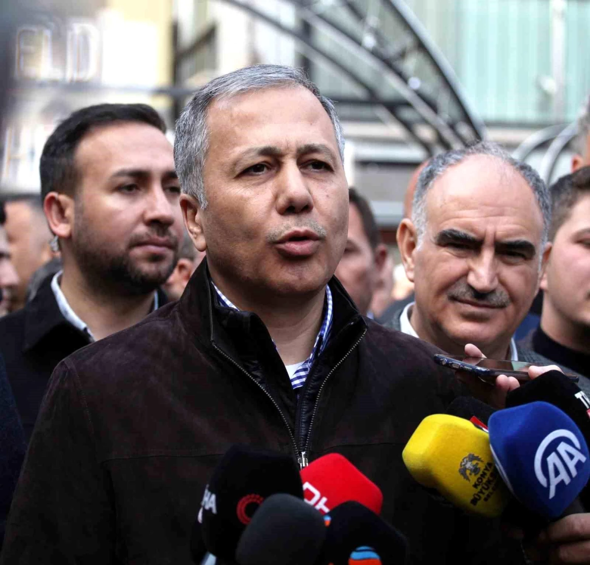 İçişleri Bakanı Ali Yerlikaya, Bayram Namazını Konya\'da Kıldı