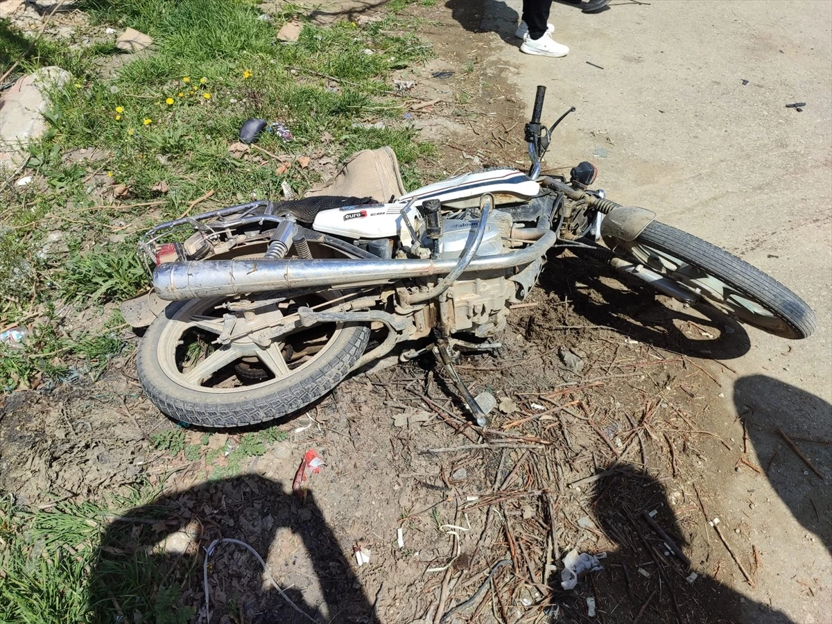 Isparta\'da Otomobil ve Motosiklet Çarpışması: 10 Yaralı