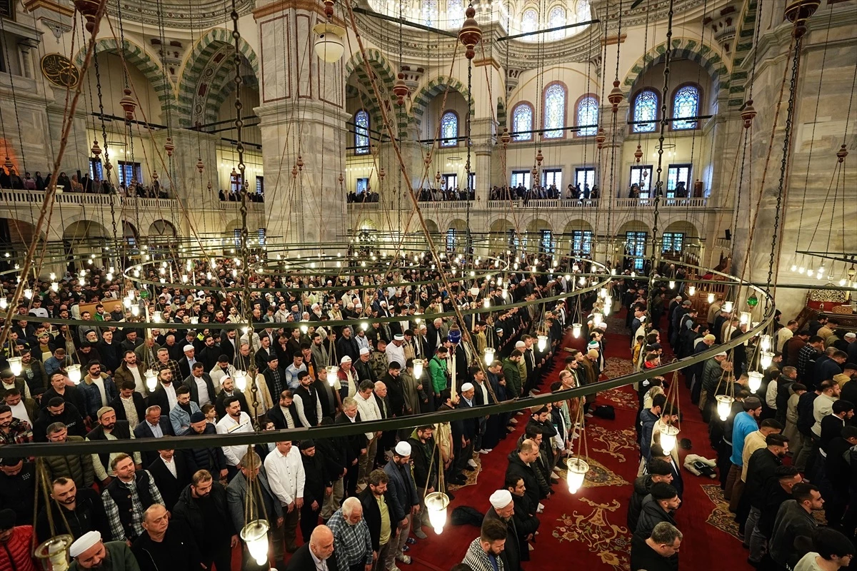 İstanbullular Ramazan Bayramı namazı için camilere akın etti