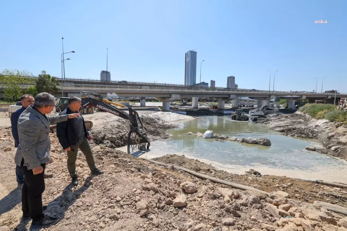 İzmir Büyükşehir Belediyesi İZSU, Ramazan Bayramı\'nda da temizlik çalışmalarına devam ediyor