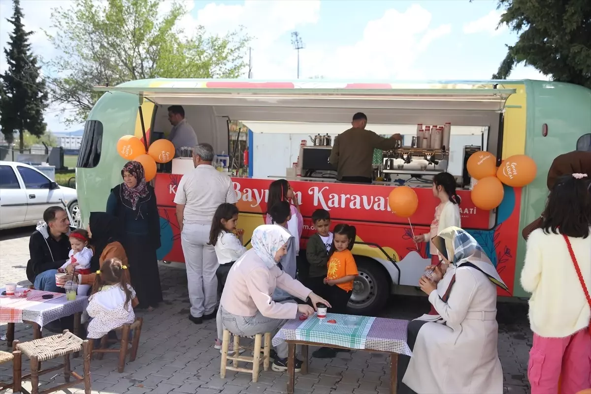 KADEM, Kahramanmaraş'taki depremzedelere 'Bayram Karavanı'yla ikramlarda bulunuyor