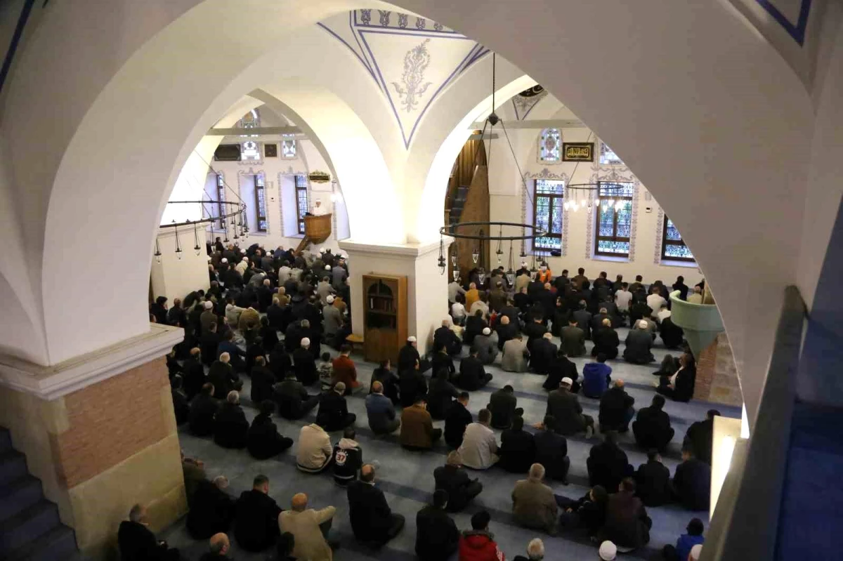 Kastamonu\'da Ramazan Bayramı namazı için vatandaşlar tarihi camilere akın etti