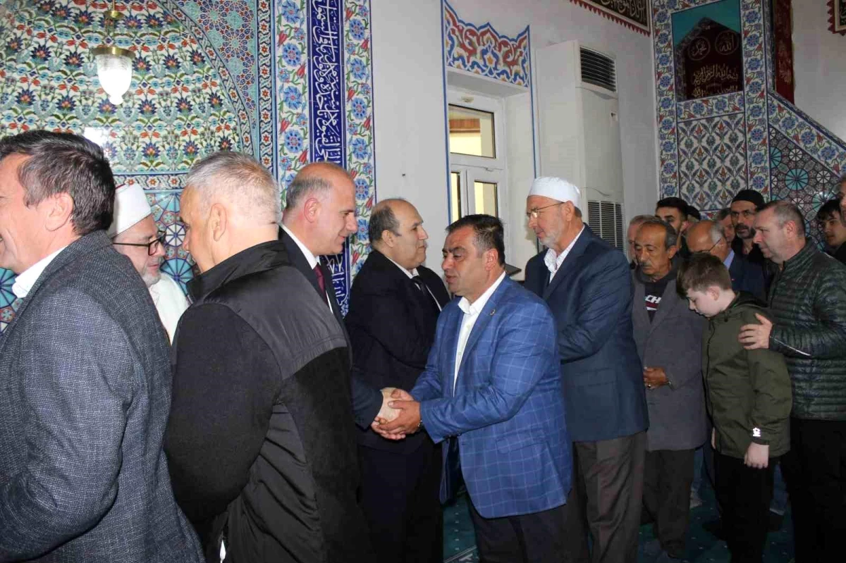 Osmaneli\'de Kaymakam ve Belediye Başkanı Vatandaşlarla Bayramlaştı