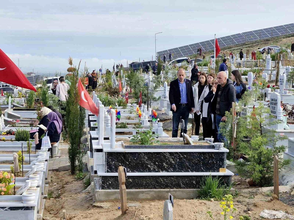 Malatya\'da Depremde Kaybettikleri Yakınlarının Mezarına Koşan Vatandaşlar Hüznü Yaşadı