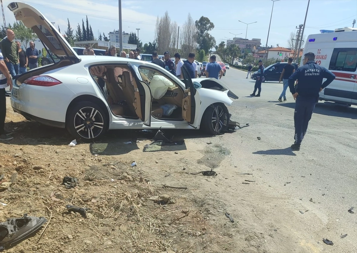 Antalya\'da otel servis midibüsü ile otomobil çarpıştı: 29 yaralı