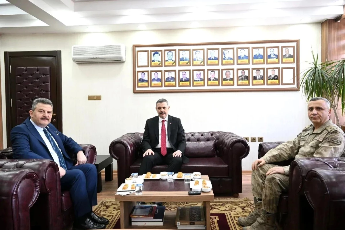 Erzurum Valisi Mustafa Çiftçi, İl Jandarma Komutanlığı\'nı ziyaret etti