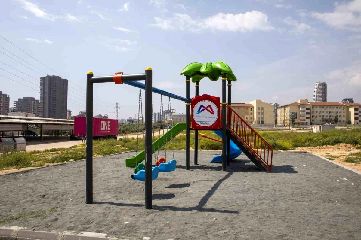 Mersin Büyükşehir Belediyesi Okul ve Mahallelere Çocuk Oyun Grupları Kazandırdı