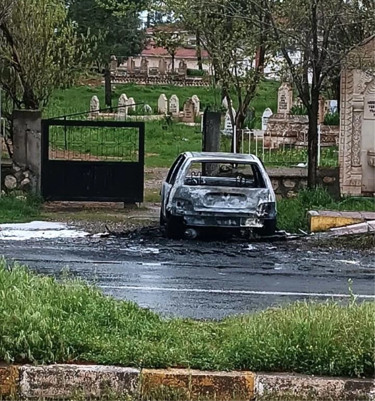 Mardin\'de mezarlık ziyaretine giden ailenin otomobili yanarak kullanılamaz hale geldi