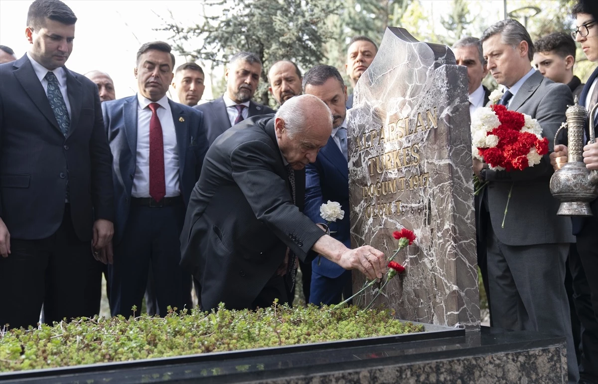 MHP Genel Başkanı Devlet Bahçeli, Alparslan Türkeş\'in anıt mezarını ziyaret etti