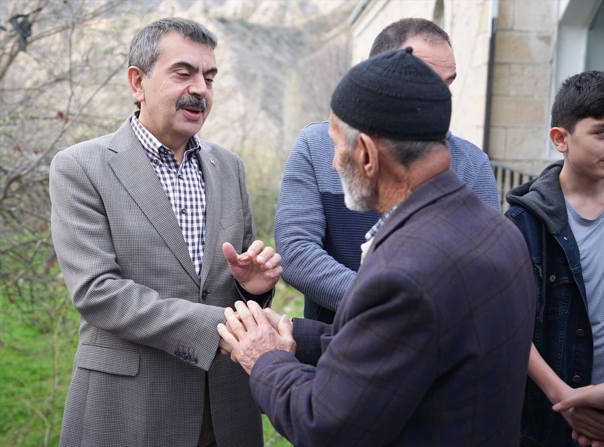 Milli Eğitim Bakanı Yusuf Tekin Erzurum\'da Bayram Namazı Kıldı