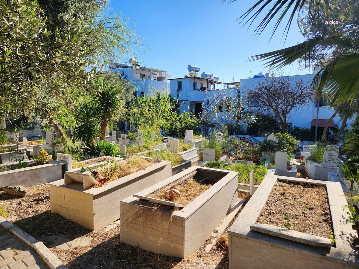 Muğla Büyükşehir Belediyesi ve Bodrum Belediyesi Mezarlıklarda Temizlik ve Bakım Çalışması Yaptı