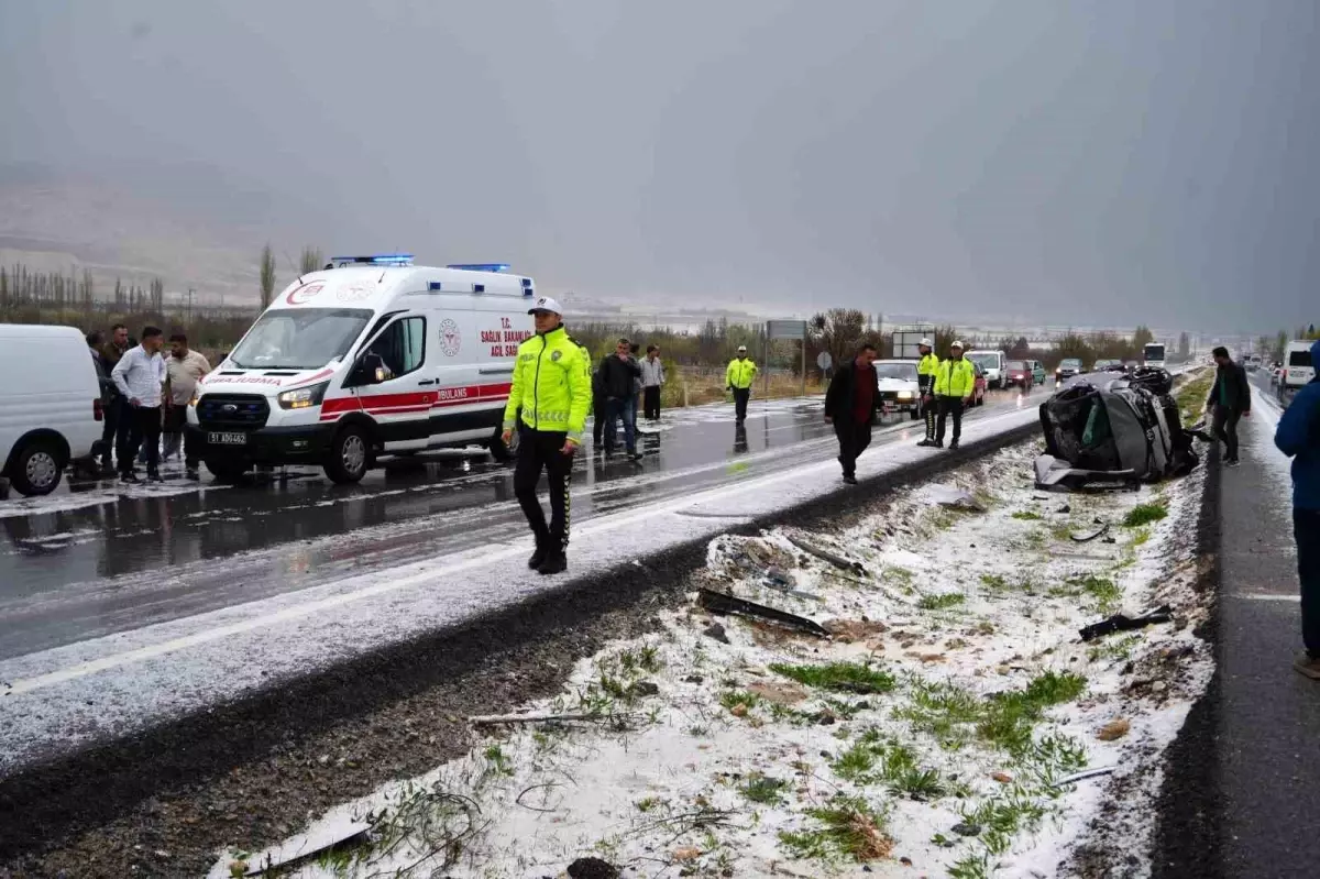 Niğde-Kayseri yolunda dolu ve sağanak nedeniyle zincirleme trafik kazası: 8 yaralı