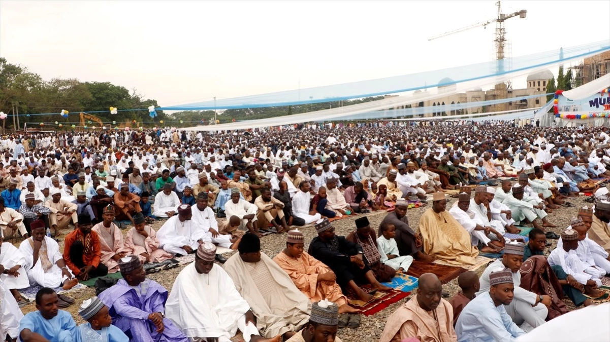 Nijerya\'da Müslümanlar Ramazan Bayramı için camilere akın etti