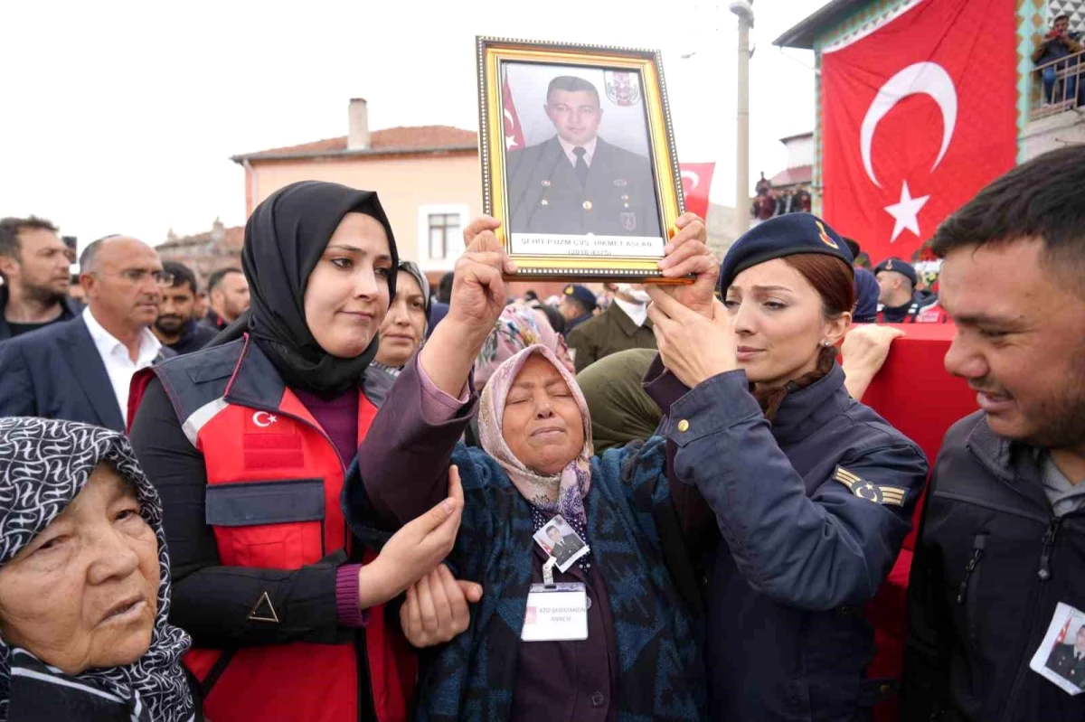 Pençe Kilit-2 operasyonunda şehit olan Piyade Uzman Çavuş Hikmet Aslan son yolculuğuna uğurlandı