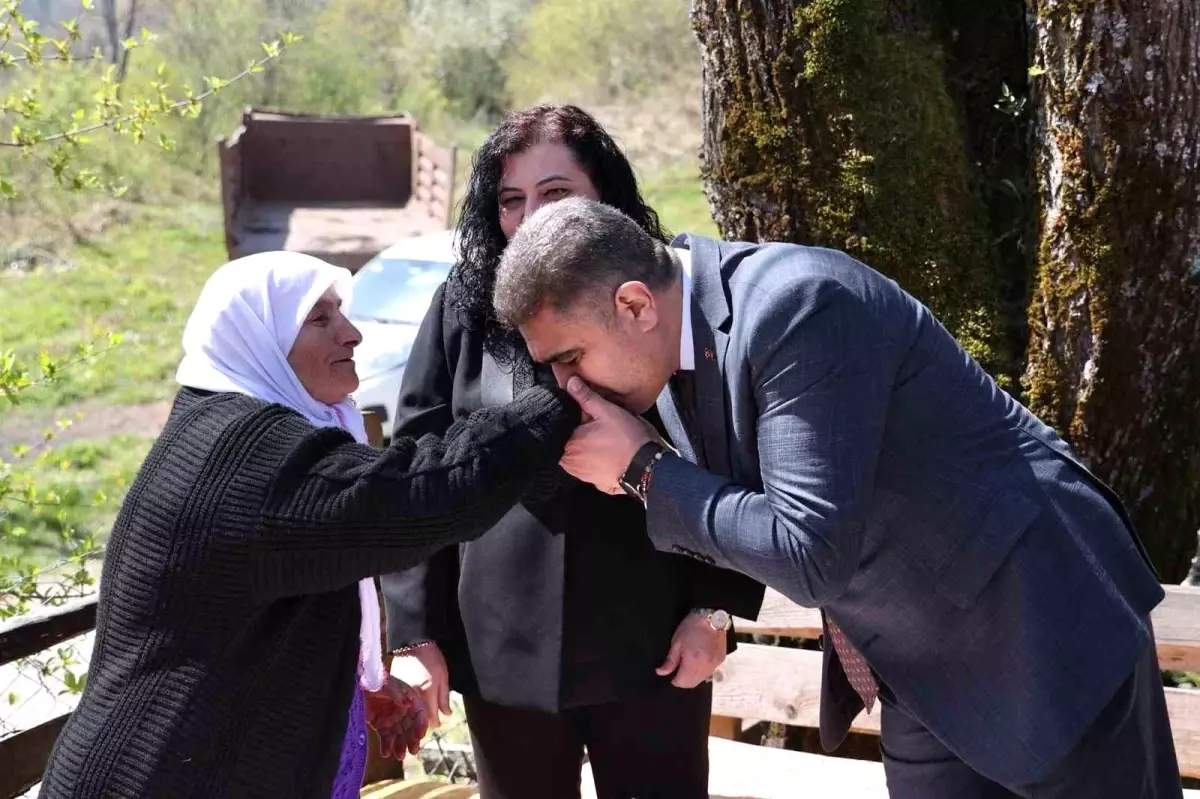 Düzce Valisi Selçuk Aslan, şehit P. Onb. Musa Güneş\'in annesine bayram ziyareti gerçekleştirdi