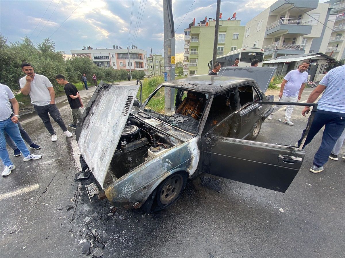 Antalya\'da park halindeki otomobilde çıkan yangın hasara neden oldu