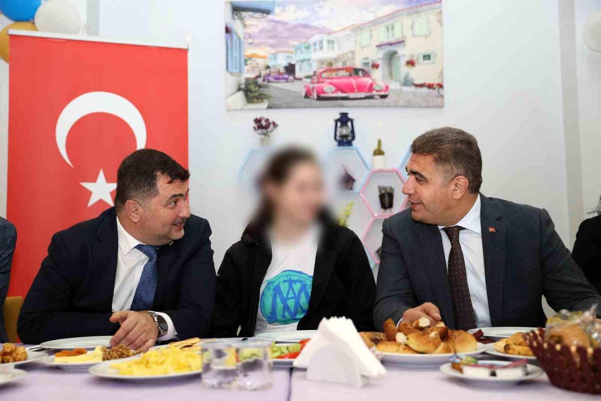 Düzce Valisi Selçuk Aslan, sevgi evlerini ziyaret ederek çocukların bayram sevincine ortak oldu