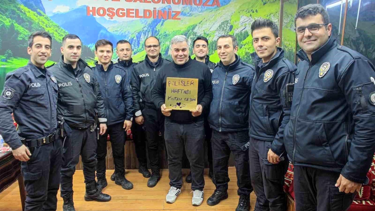 Sultangazi\'de Çiğköfte Dükkanı İşleten Esnaf, Polislere Sürpriz Yaptı
