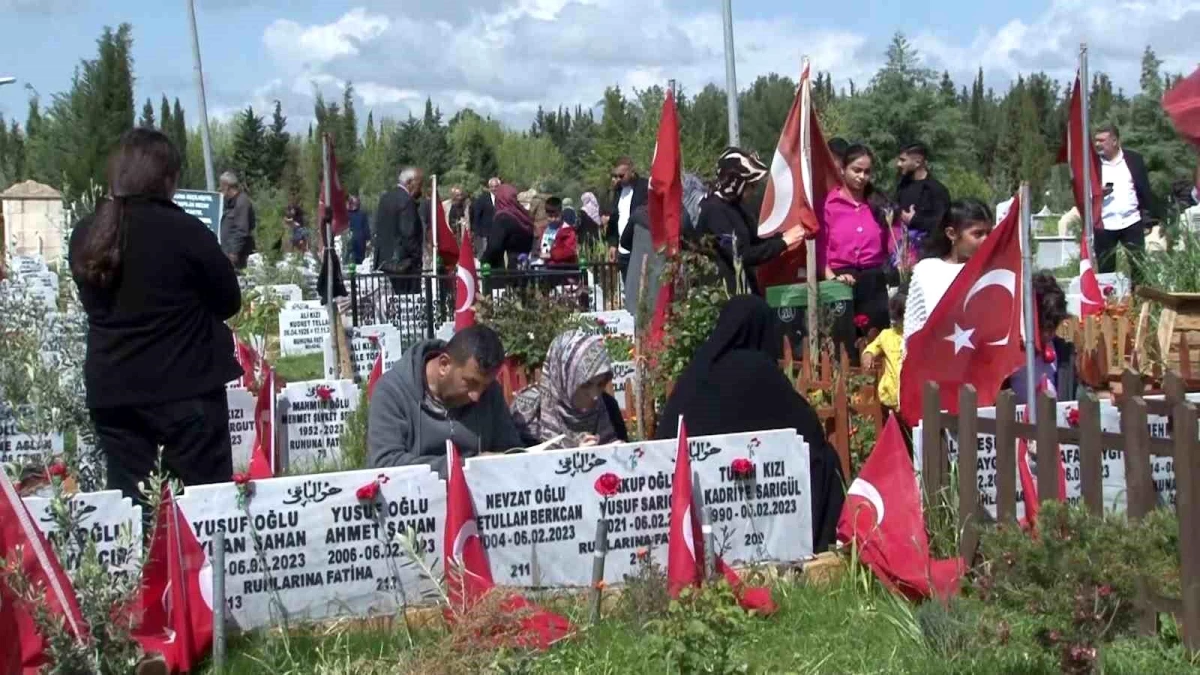 Adıyaman\'da Depremzedelerin Bayramı Hüzün Dolu Geçiyor