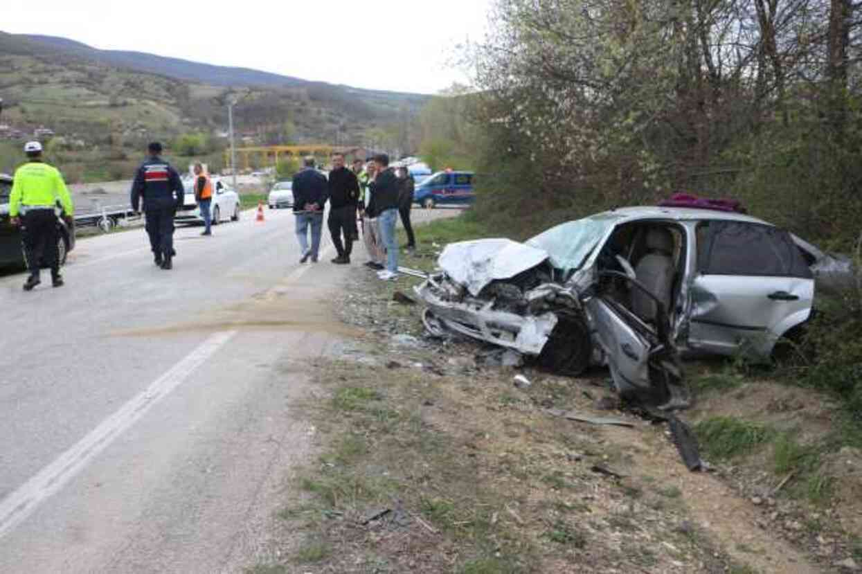 Tokat'ta kafa kafaya çarpışan araçlarda 8 kişi yaralandı Tokat'ta kafa kafaya çarpışan araçlarda 8 kişi yaralandı