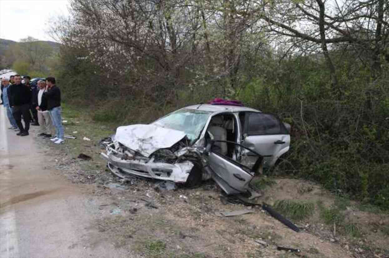 Tokat'ta kafa kafaya çarpışan araçlarda 8 kişi yaralandı Tokat'ta kafa kafaya çarpışan araçlarda 8 kişi yaralandı
