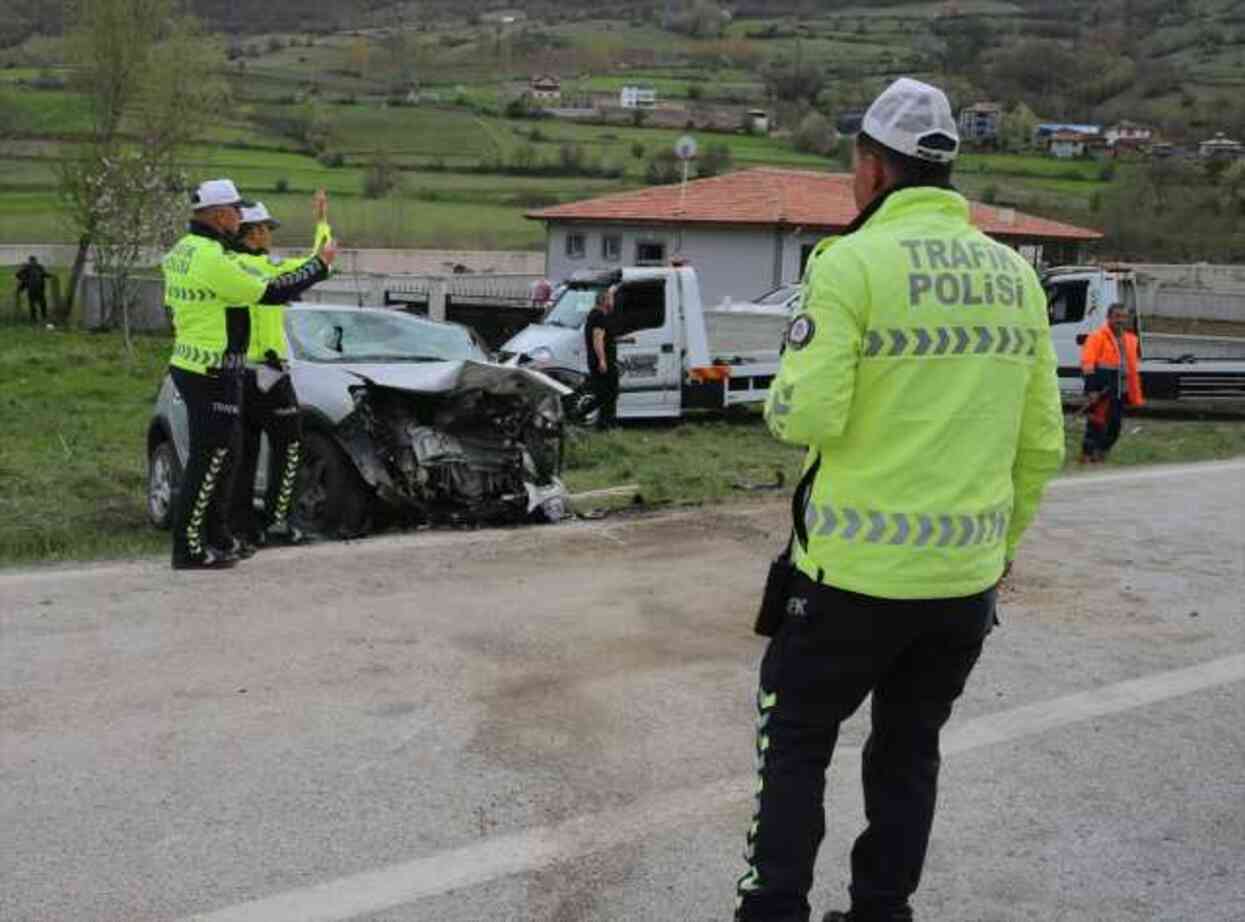 Tokat'ta kafa kafaya çarpışan araçlarda 8 kişi yaralandı Tokat'ta kafa kafaya çarpışan araçlarda 8 kişi yaralandı
