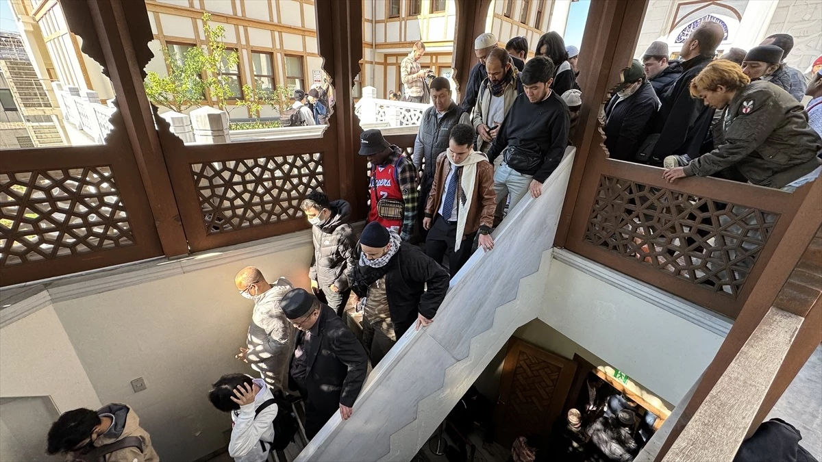 Tokyo Camisi\'nde Bayram Namazı Kılındı