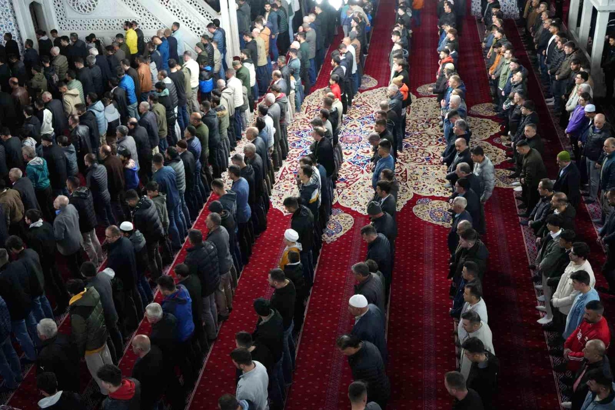 Iğdır\'da Yüzlerce Kişi İlk Bayram Namazını Kıldı