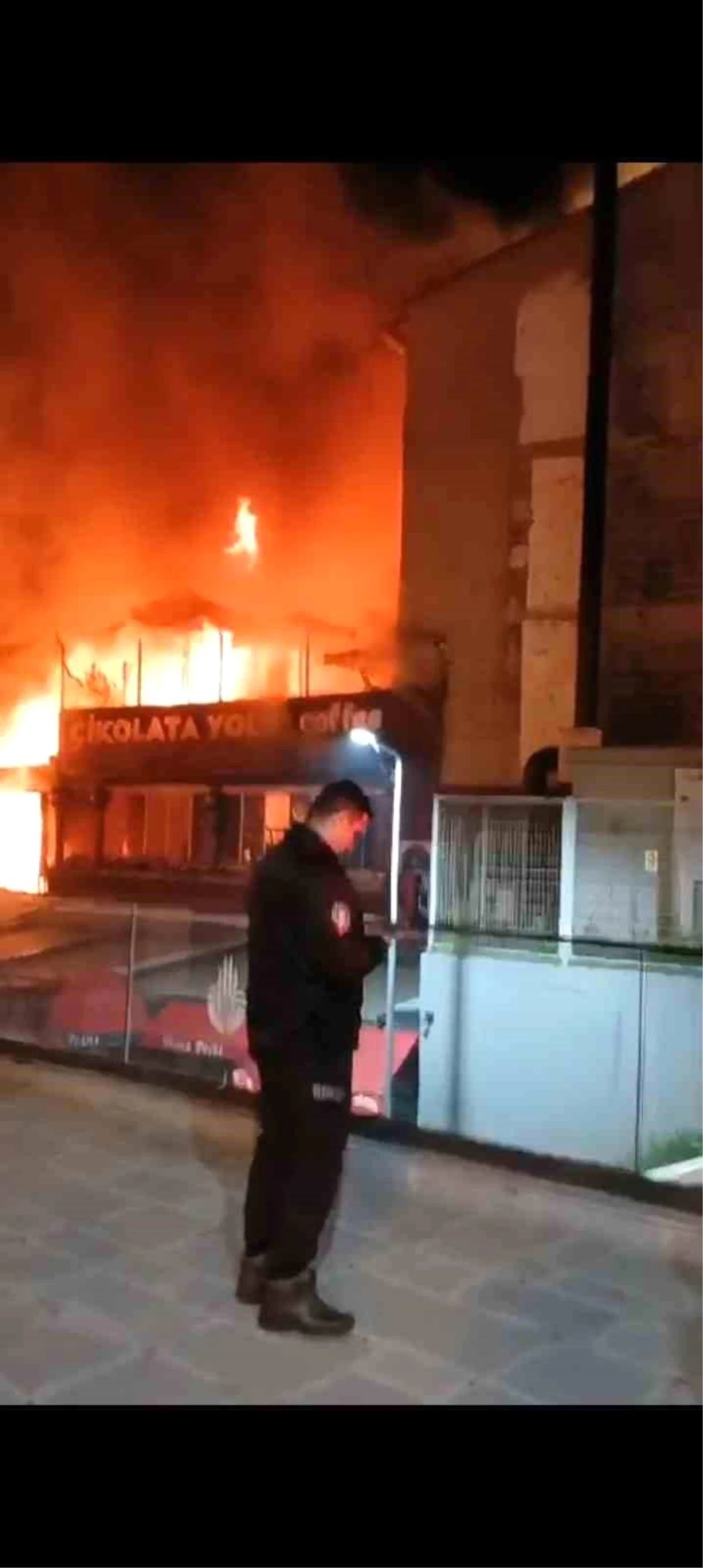 Üsküdar\'da bir kafede çıkan yangın büyük paniğe neden oldu
