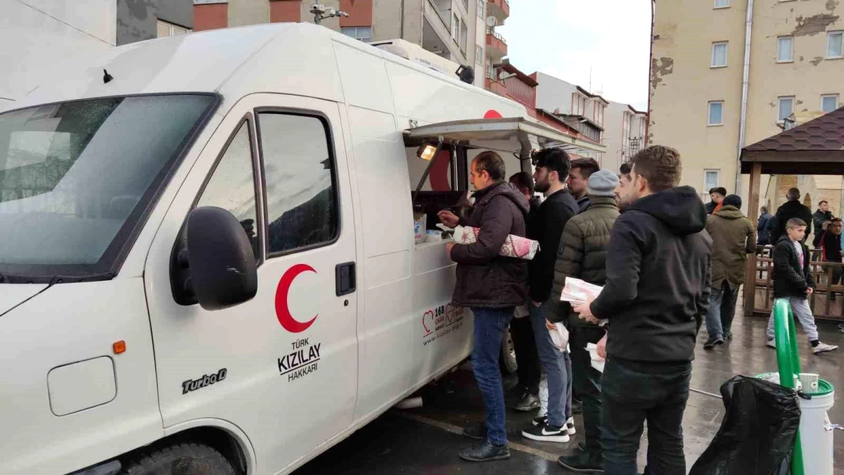 Hakkari Valisi Ali Çelik, Ulu Camii çıkışında çocuklara bayram harçlığı dağıttı