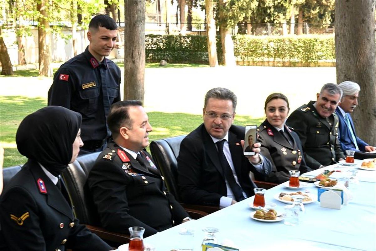 Manisa Valisi ve protokol üyeleri bayram ziyaretlerinde bulundu