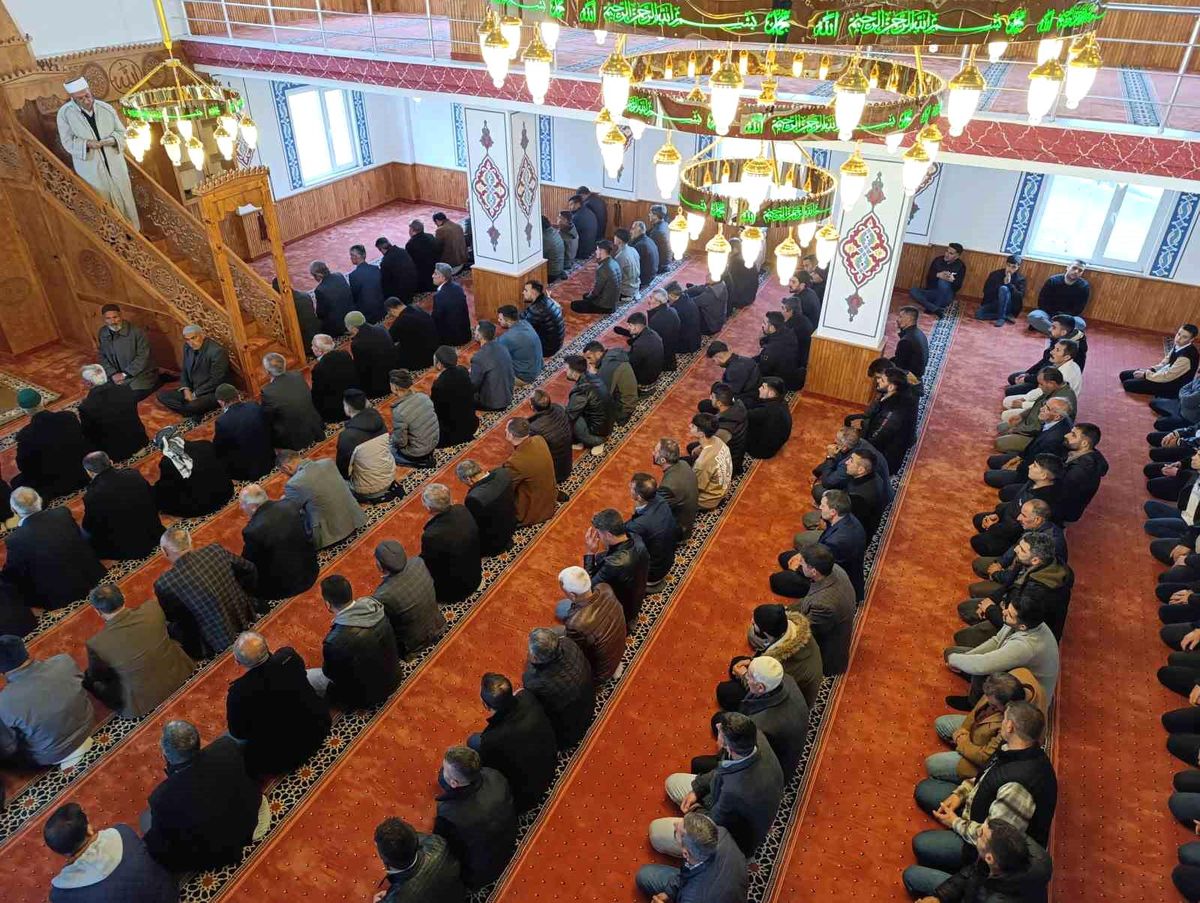 Van\'da Camilere Akın Eden Vatandaşlar Bayramlaştı
