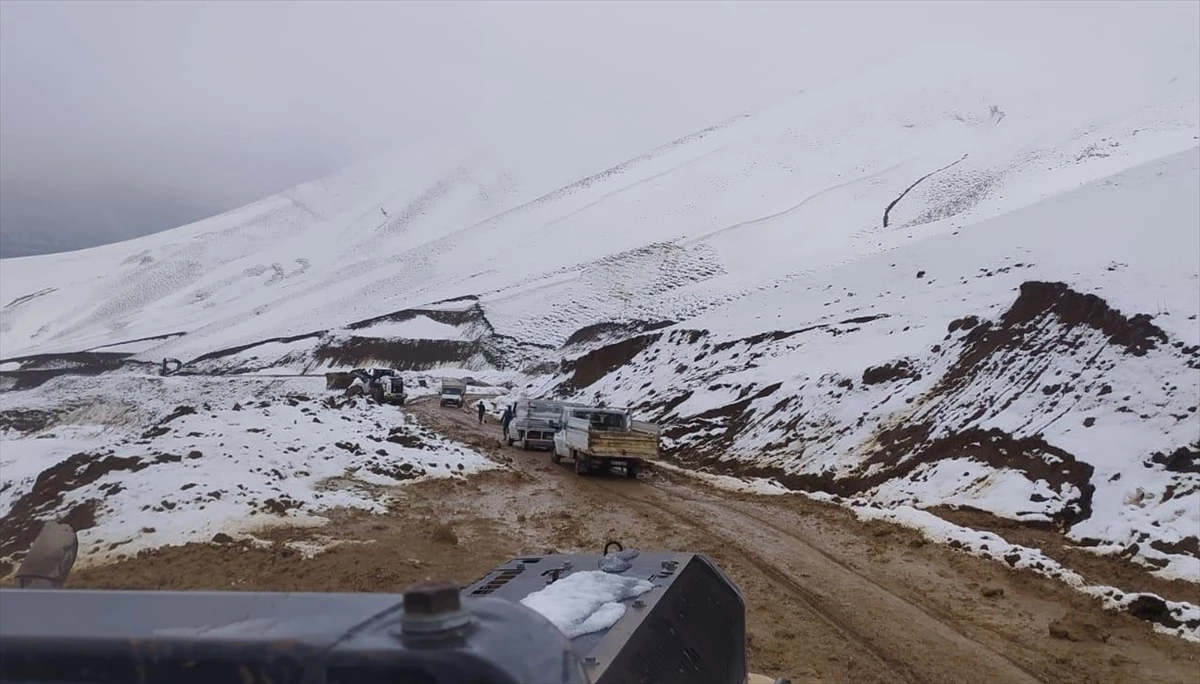 Hakkari Yüksekova\'da heyelan nedeniyle kapanan köy yolu açıldı