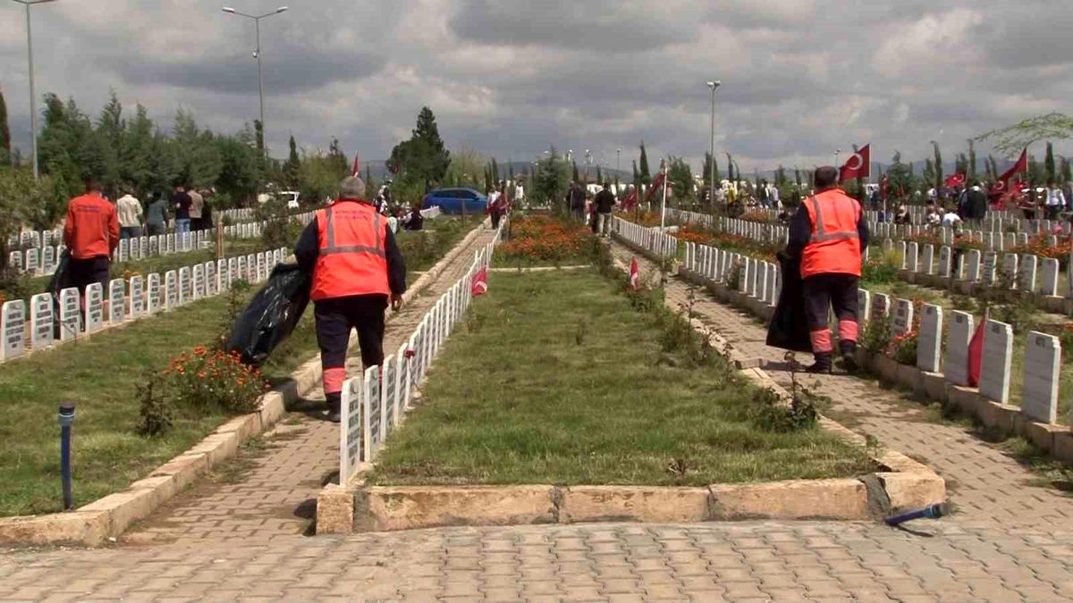 Adıyaman\'da Deprem Sonrası Temizlik Görevlileri Hizmete Devam Ediyor