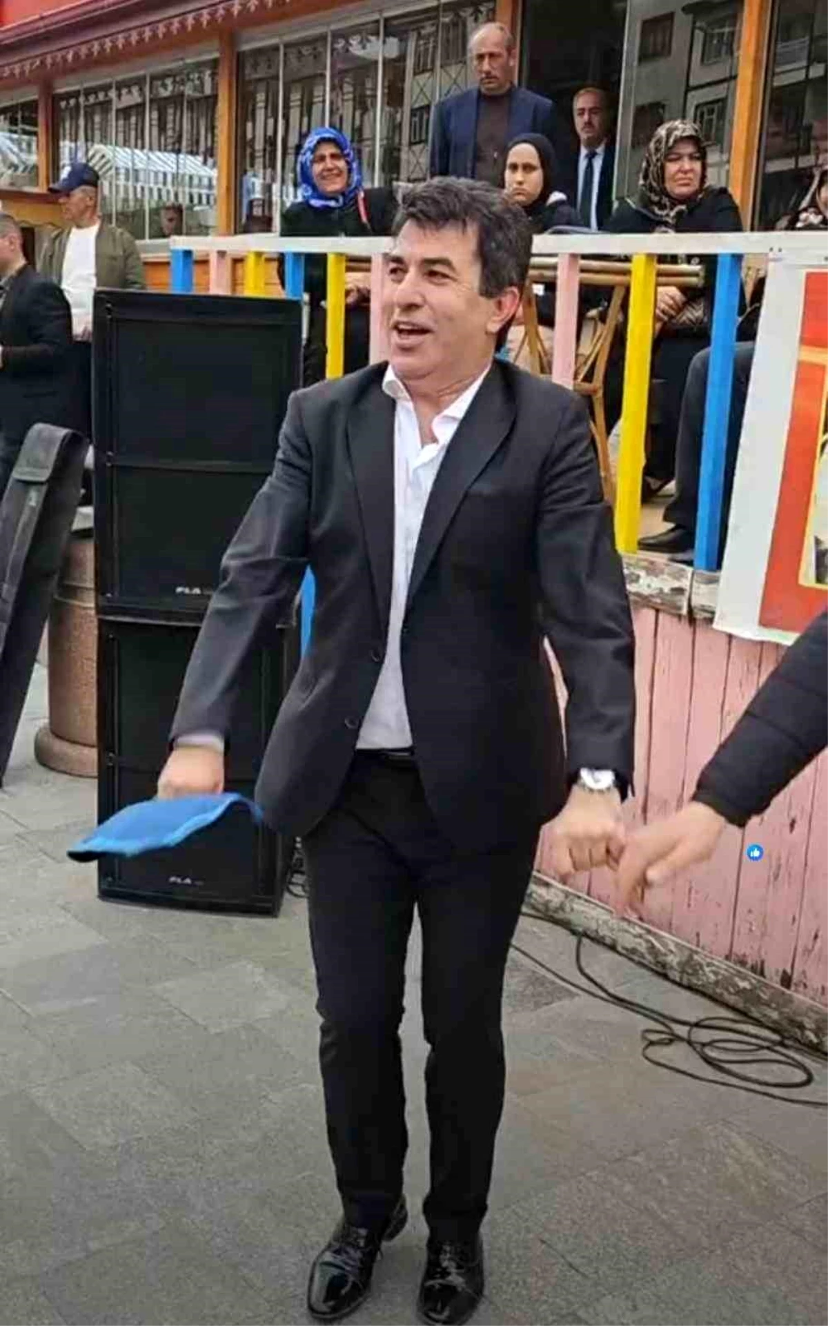 İspir Belediye Başkanı Ahmet Coşkun, yeni döneme halay çekerek başladı