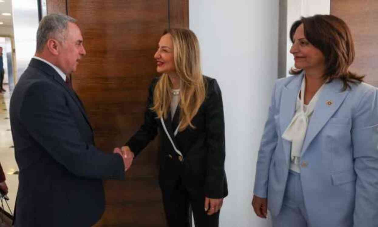 AK Parti ve CHP bayramlaştı! Ana gündem maddesi ekonomiydi AK Parti ve CHP bayramlaştı! Ana gündem maddesi ekonomiydi
