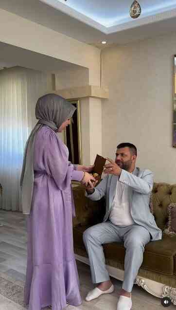Altınlı paylaşımlarından dolayı mercek altına alınan Nevra Bilem, eşinin aldığı bayram hediyesiyle gündemde