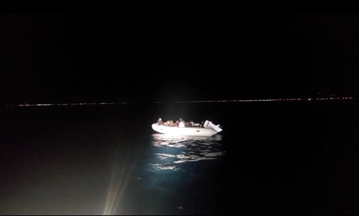 Ayvalık açıklarında motoru arızalanan lastik bottaki 17 düzensiz göçmen kurtarıldı