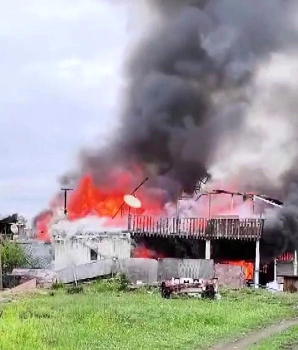 Hatay\'da yazlık baraka alev alev yanarak küle döndü