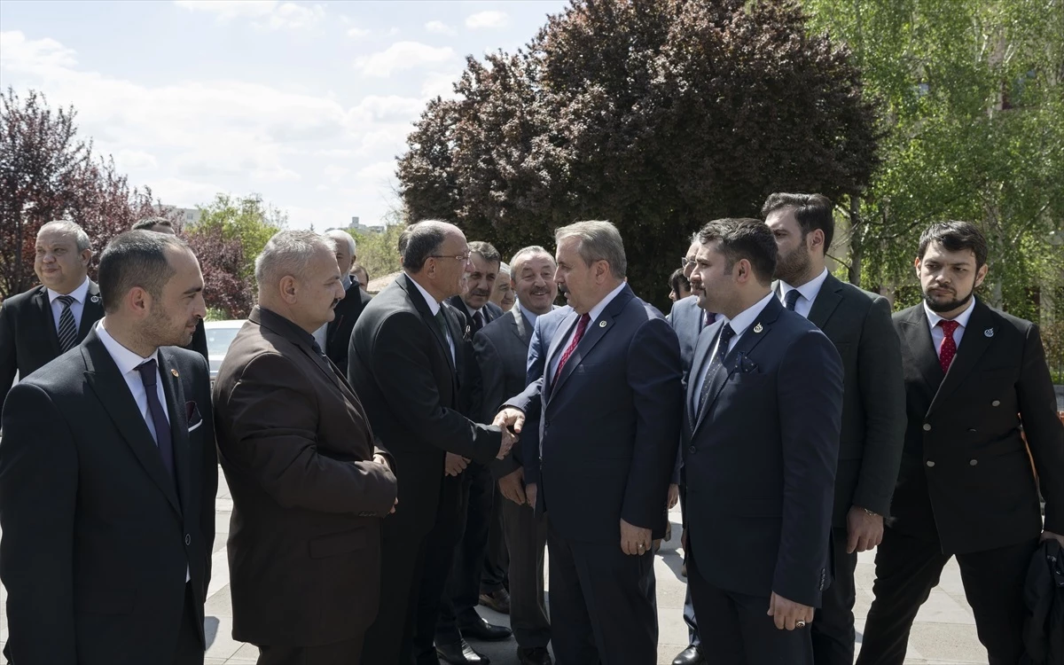 BBP Genel Başkanı Mustafa Destici, Muhsin Yazıcıoğlu\'nun kabrini ziyaret etti